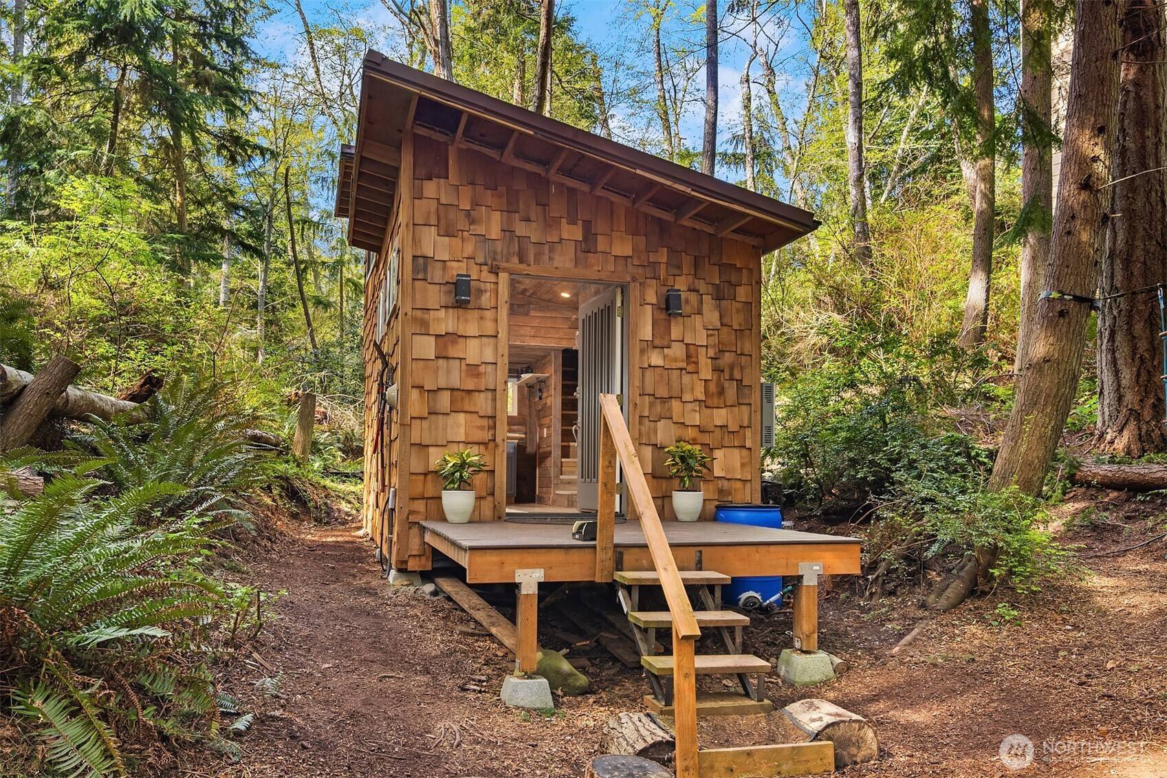 Clinton, WA 98236,8042 Island CT