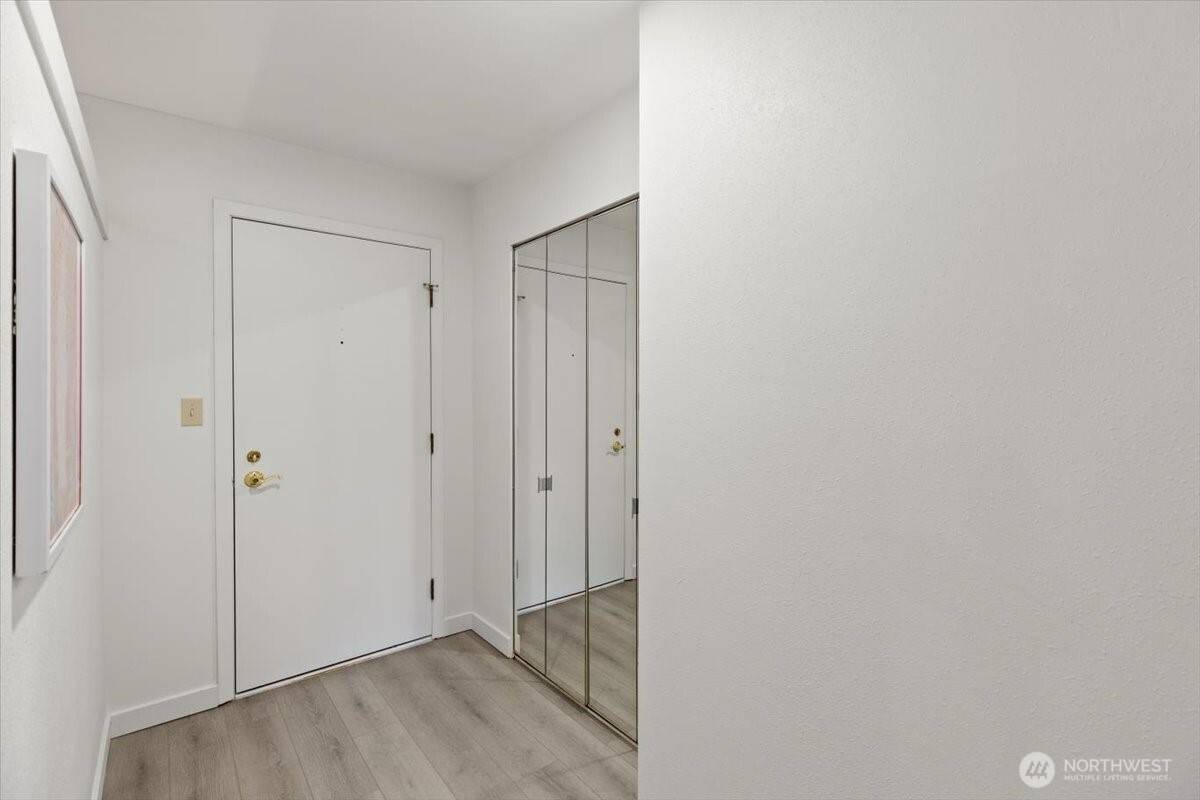 Mercer Island, WA 98040,7930 SE 34th ST #208
