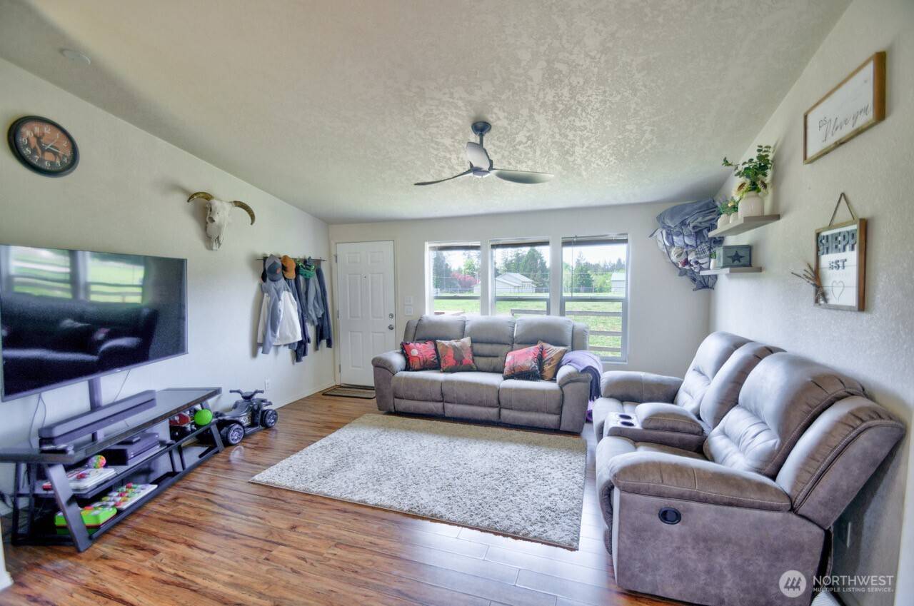Chehalis, WA 98532,117 Hewitt RD