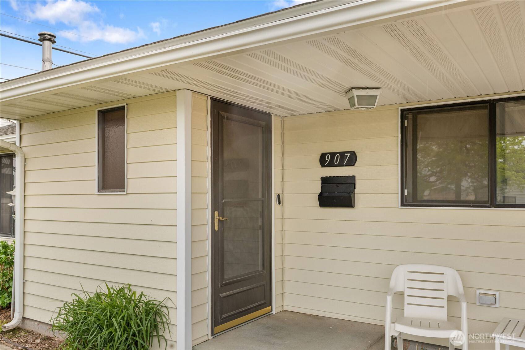 Moses Lake, WA 98837,907 E Cherry
