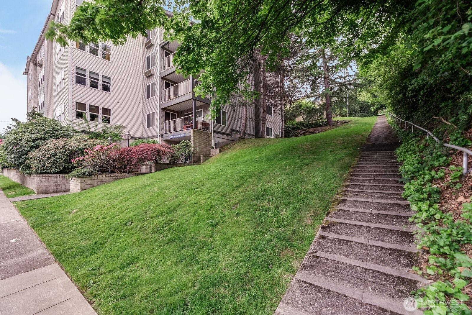 Seattle, WA 98119,965 W Nickerson ST #33