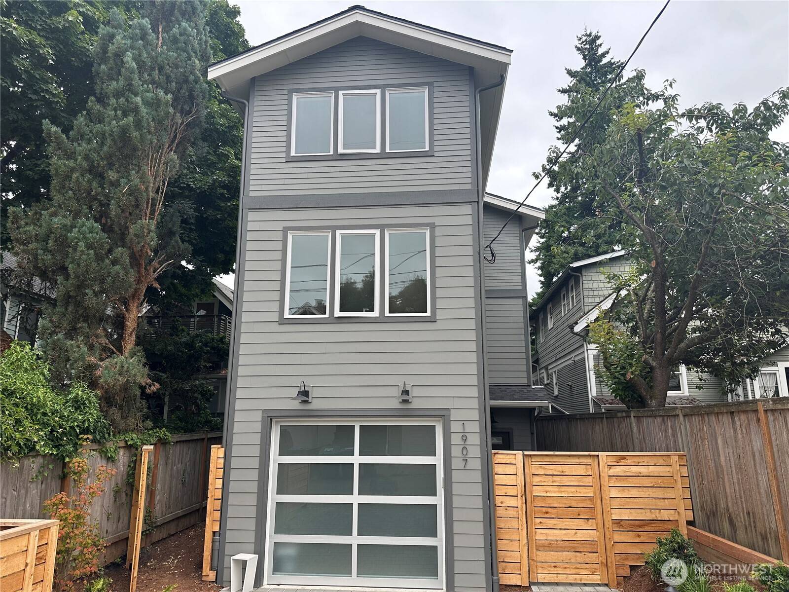 Seattle, WA 98109,1907 5th AVE W