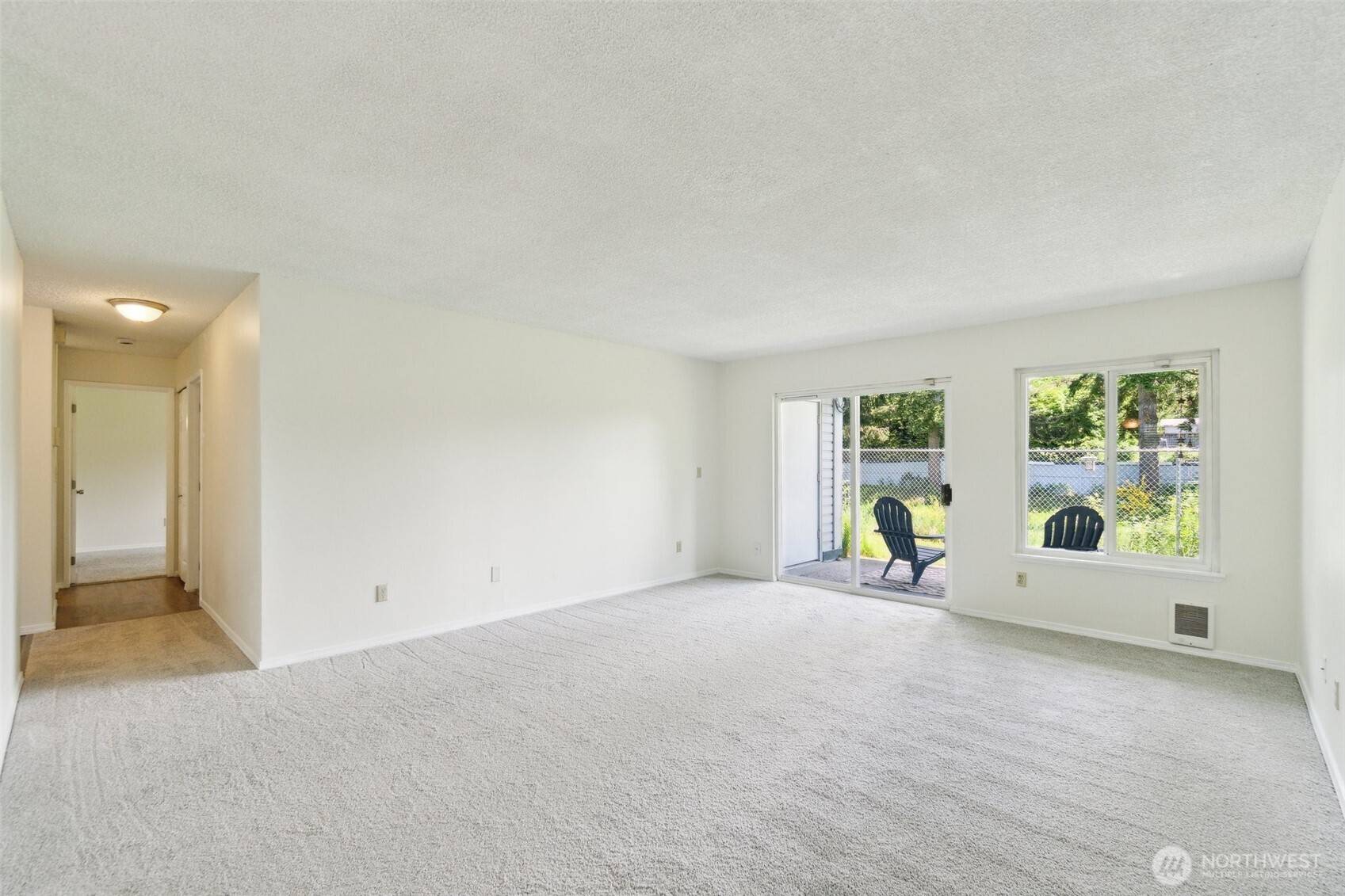 Everett, WA 98208,8823 Holly DR #H102