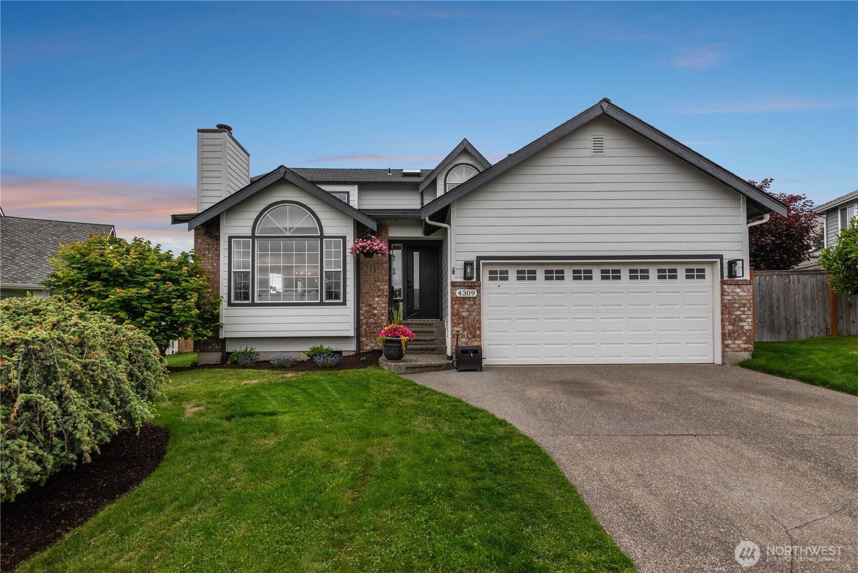 Tacoma, WA 98422,4309 Cliff Side DR NE
