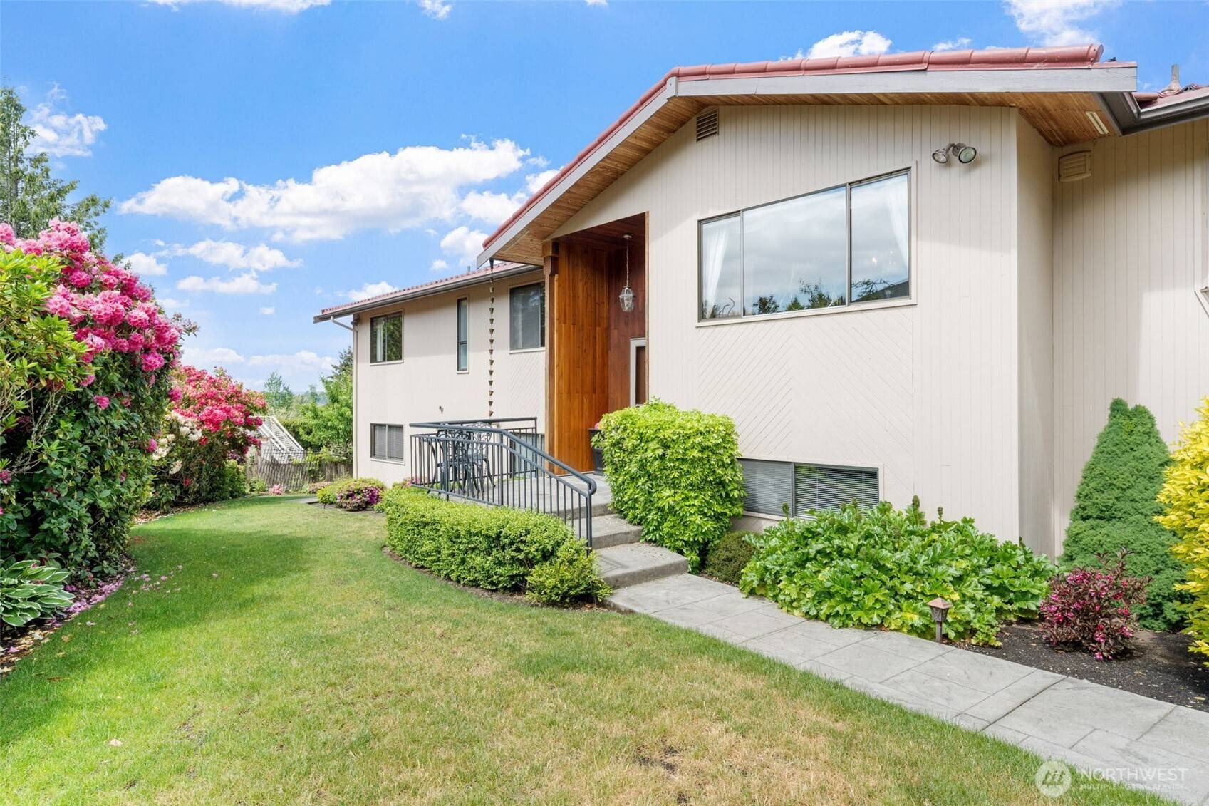 Steilacoom, WA 98388,916 Kari LN