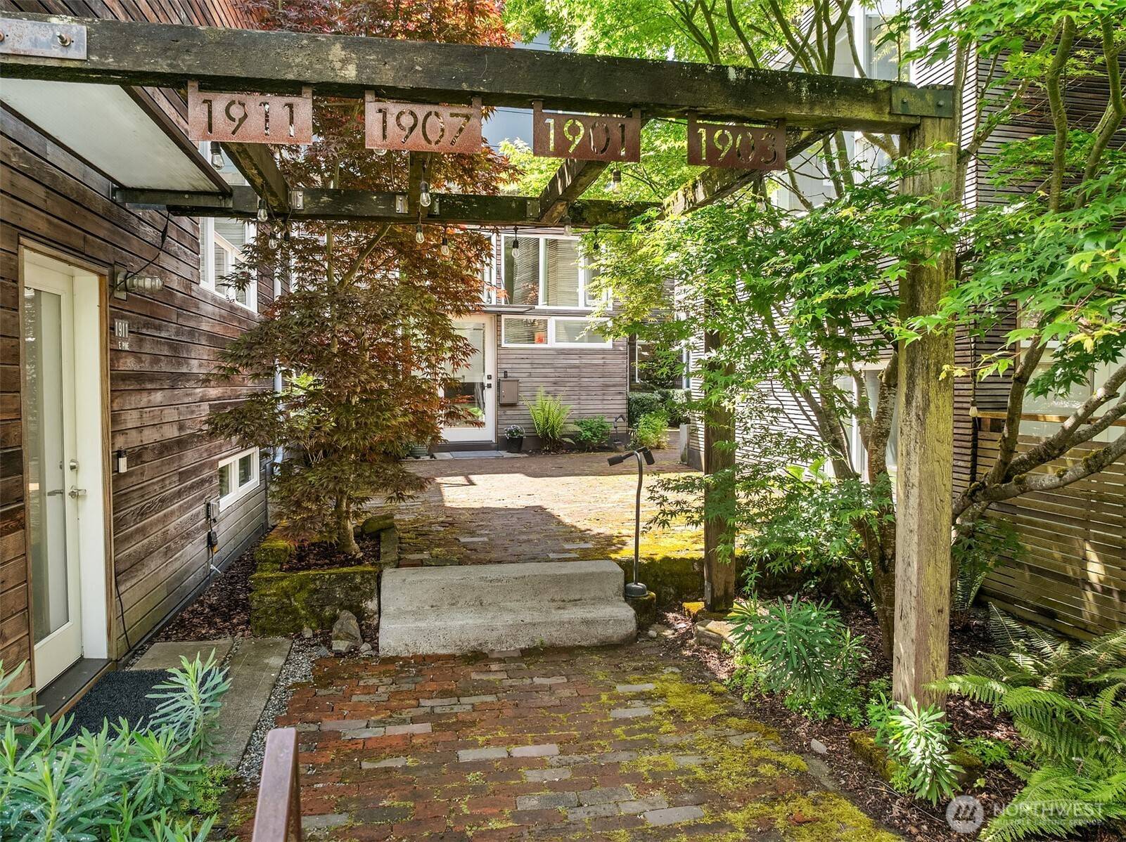 Seattle, WA 98122,1907 E Pine ST