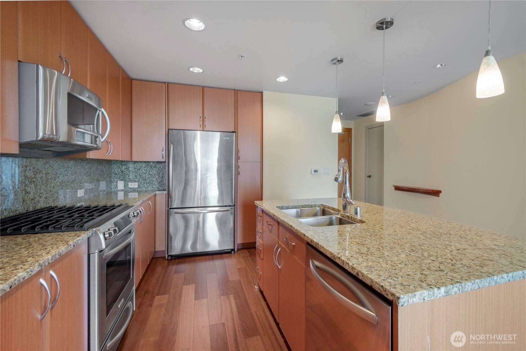 Bellevue, WA 98004,10610 NE 9th PL #908