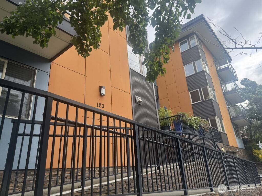 Seattle, WA 98107,120 NW 39th ST #102
