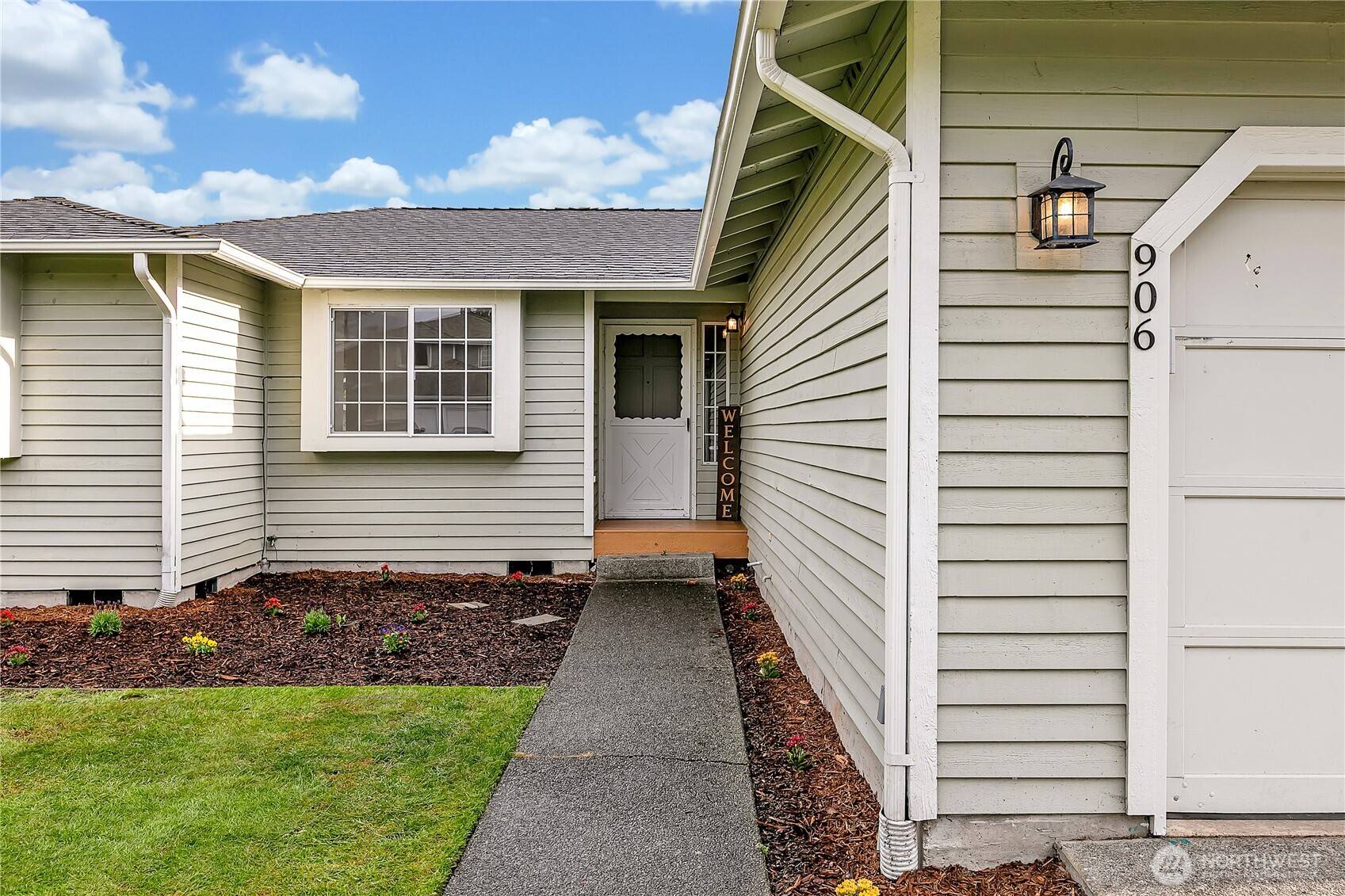 Enumclaw, WA 98022,906 Olsen PL