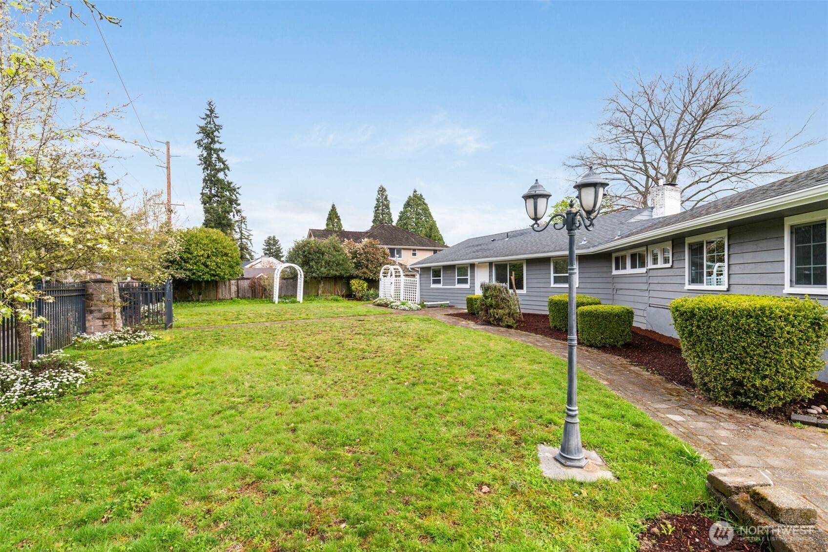 Bellevue, WA 98004,1320 100 AVE NE