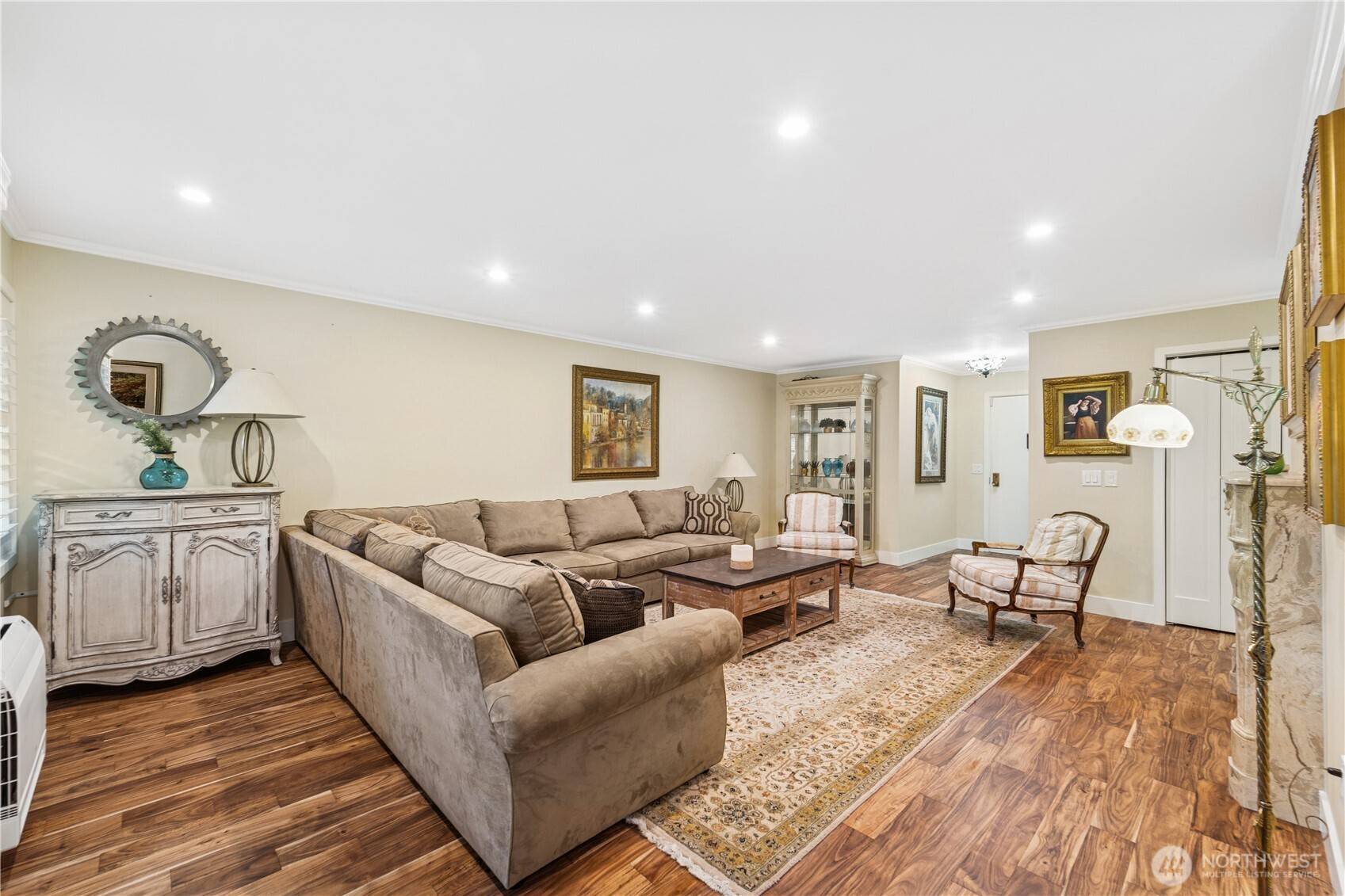 Bellevue, WA 98004,9901 NE 4th ST #3