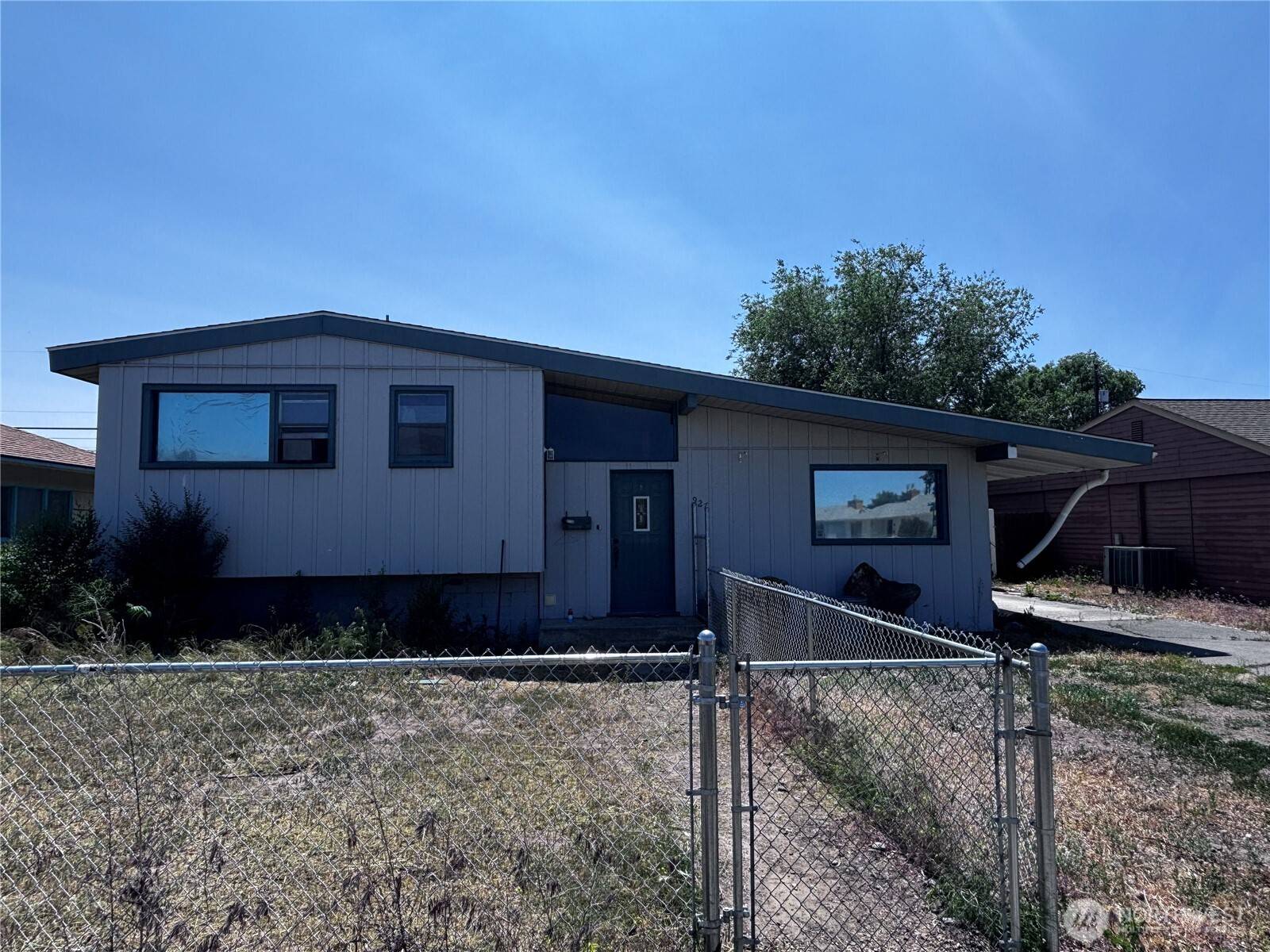 Moses Lake, WA 98837,927 E Cherry AVE