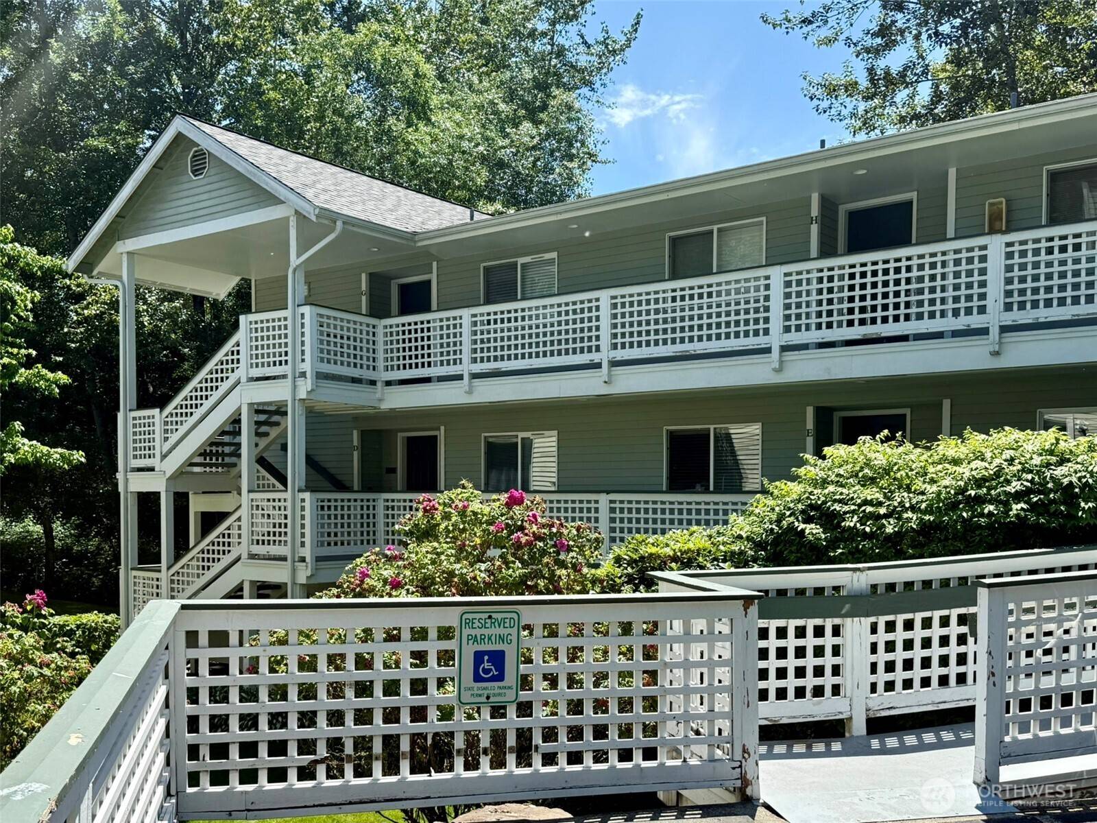 Kirkland, WA 98033,12315 NE 97th ST #D