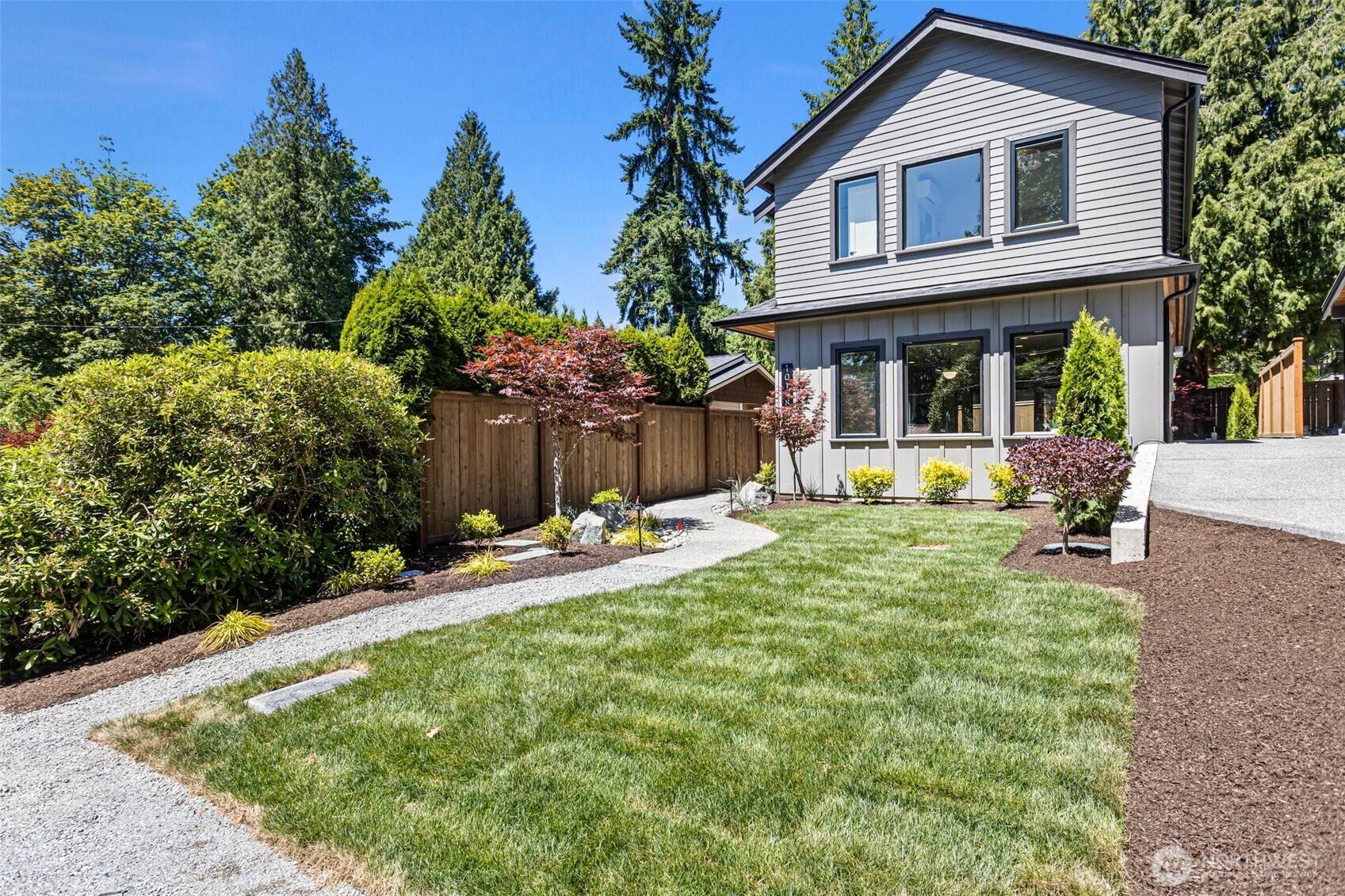 Kirkland, WA 98033,10168 NE 112th PL