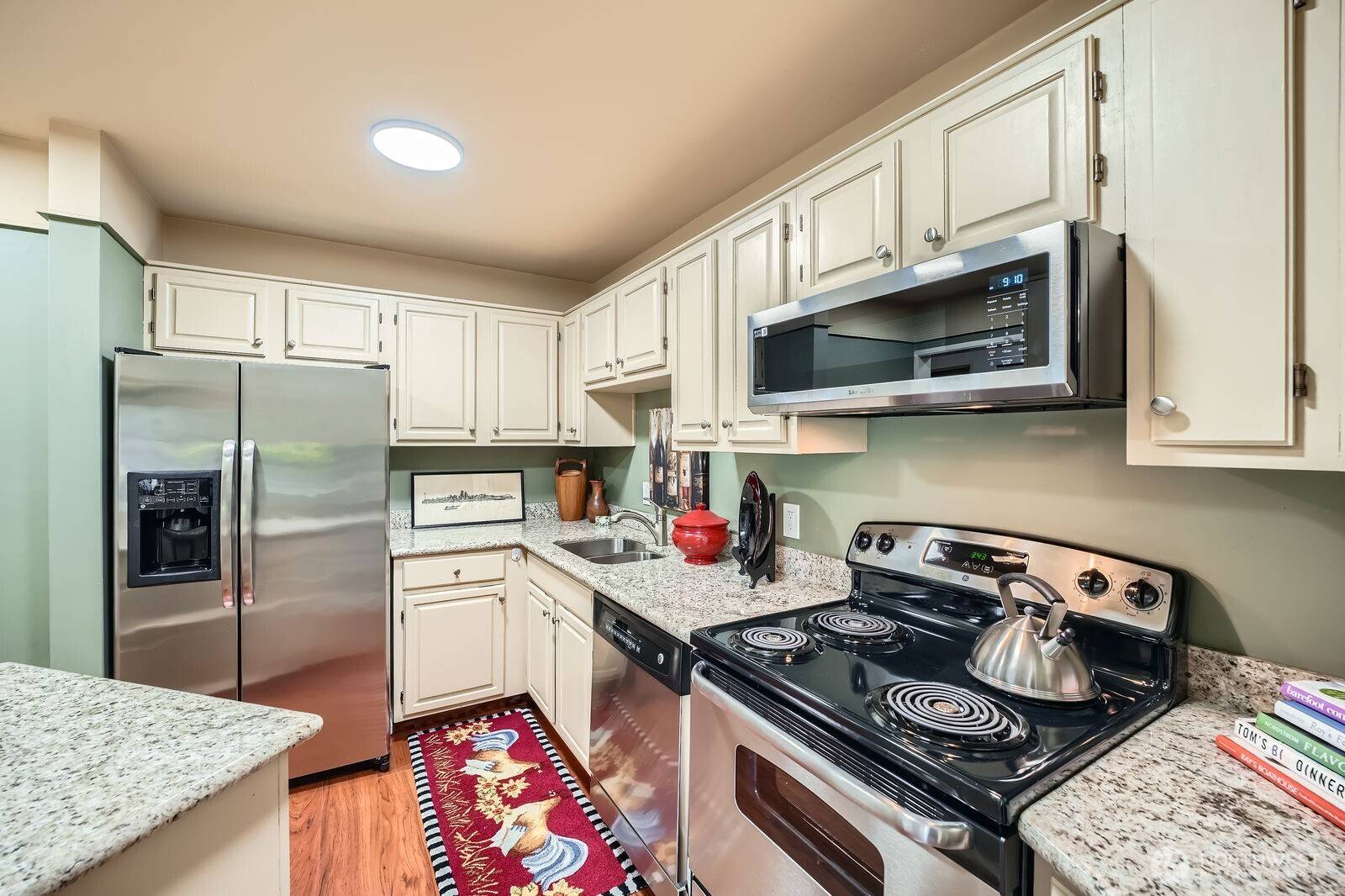 Mercer Island, WA 98040,7930 SE 34th ST #209