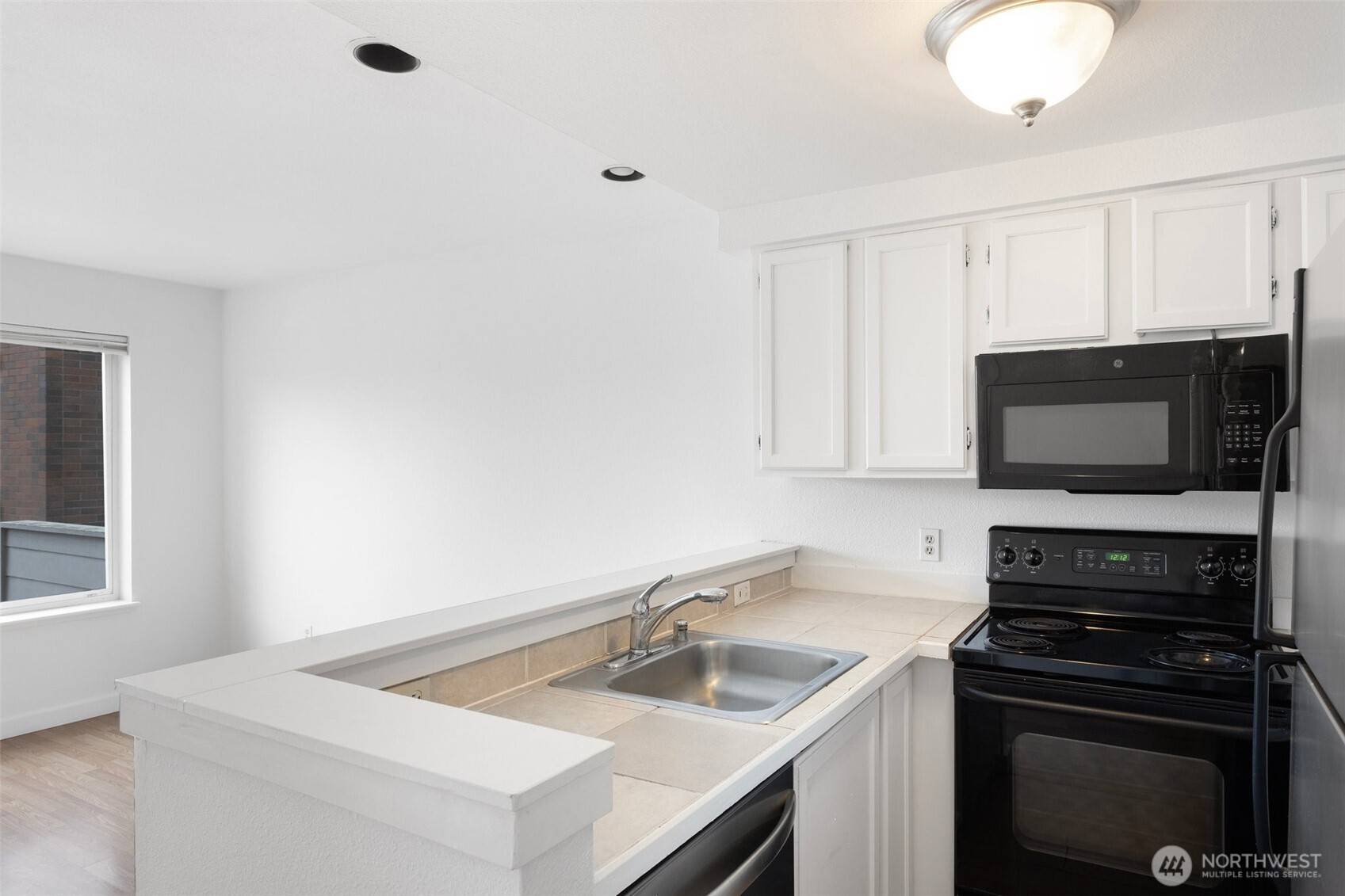 Seattle, WA 98102,2727 E Franklin AVE E #102
