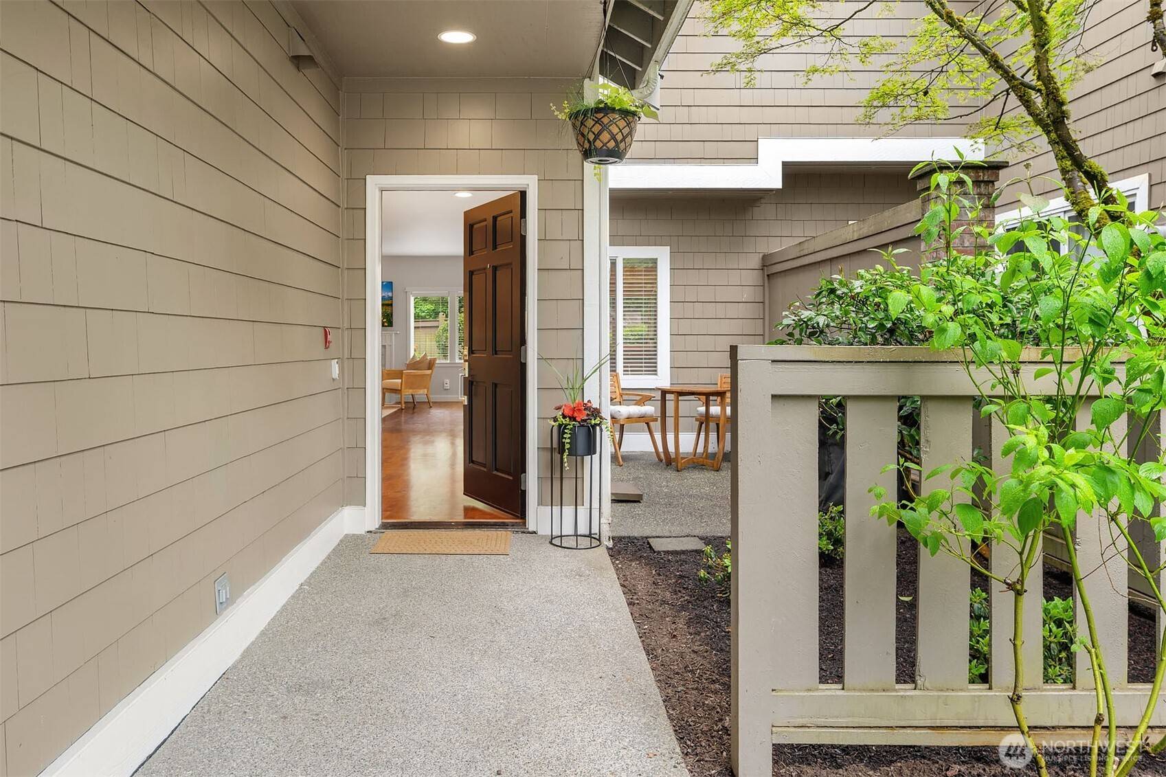 Kirkland, WA 98033,10005 NE 37th CT #106
