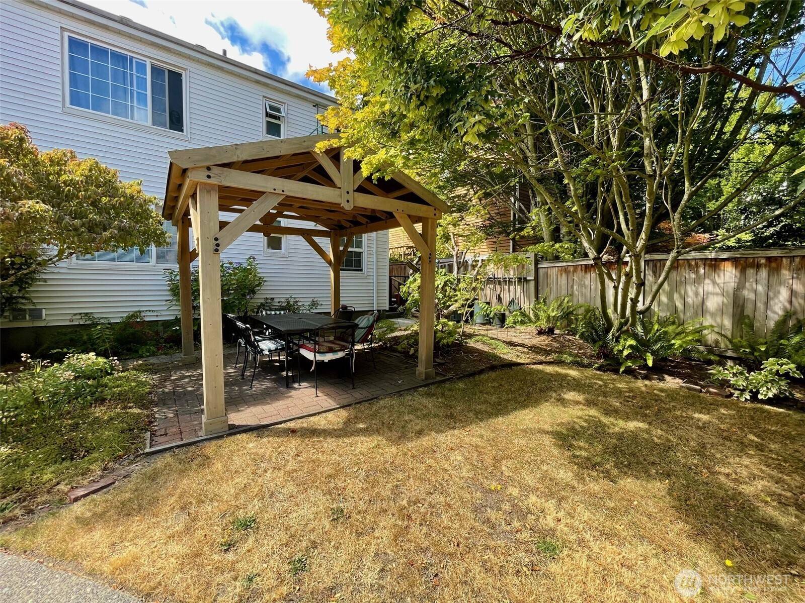 Seattle, WA 98103,7870 Green Lake DR N #10