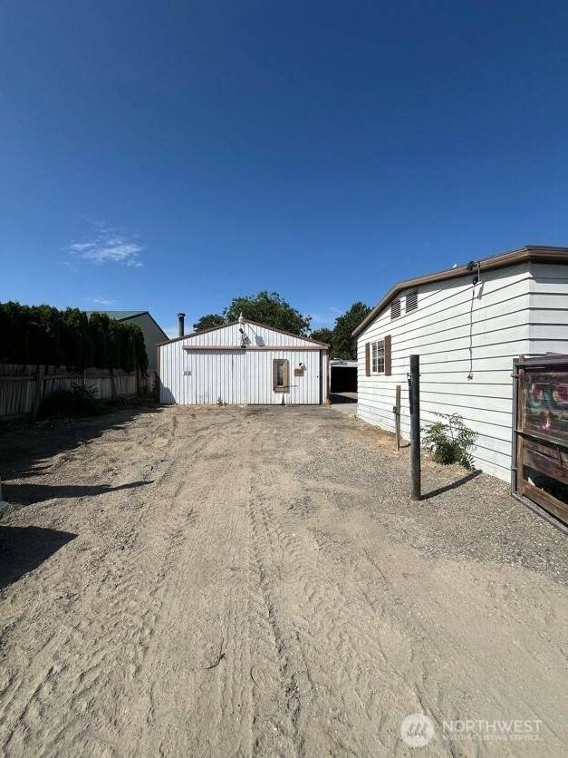 Burbank, WA 99323,242 Largent RD