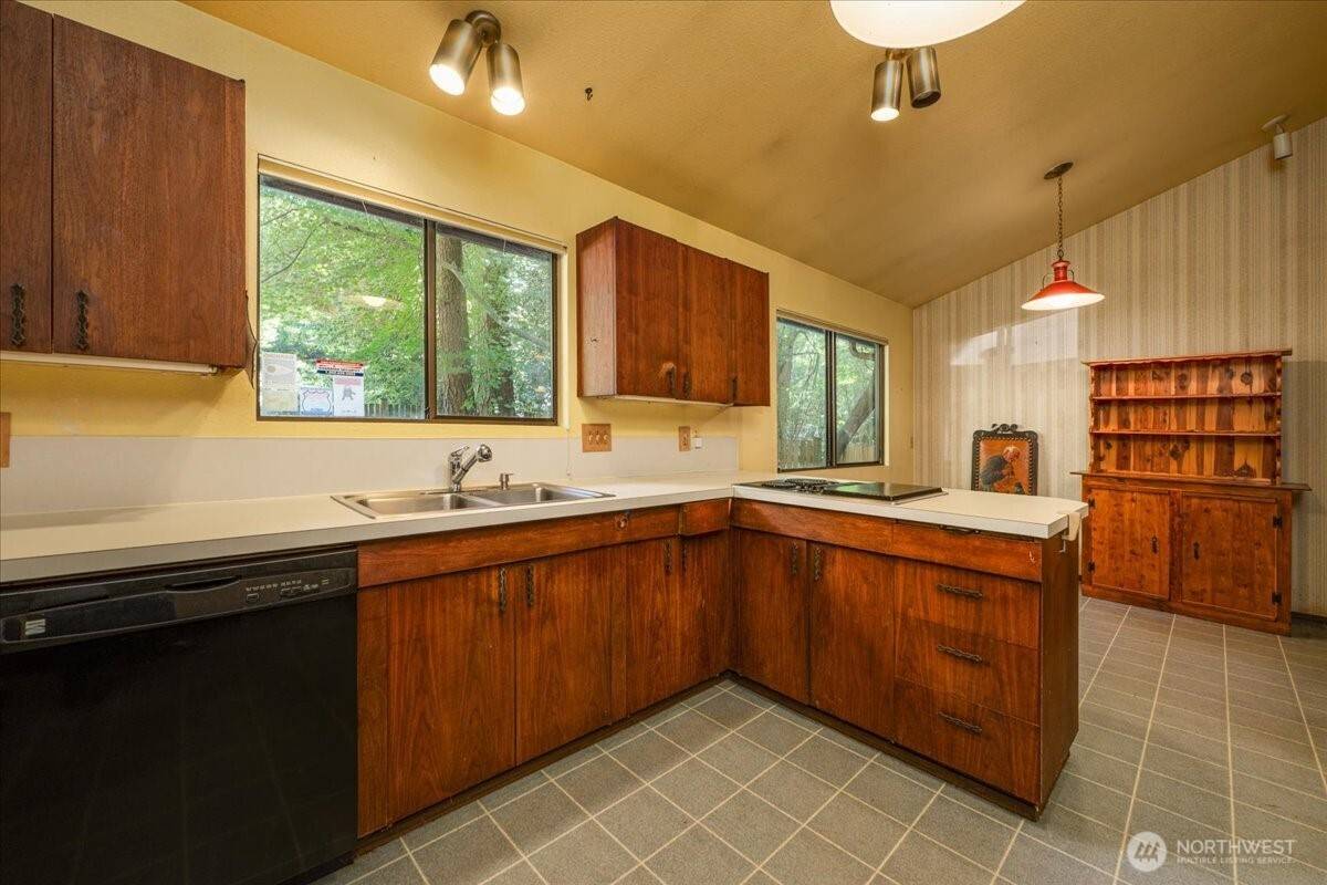 Lake Forest Park, WA 98155,18707 25th AVE NE