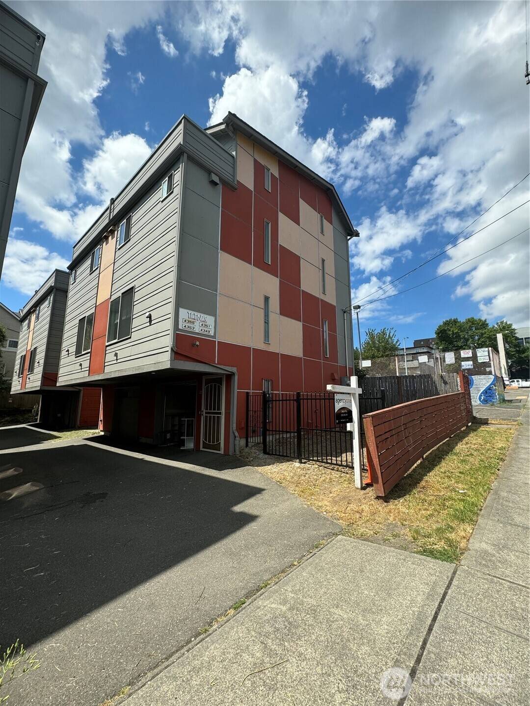 Seattle, WA 98105,4355 8th AVE NE