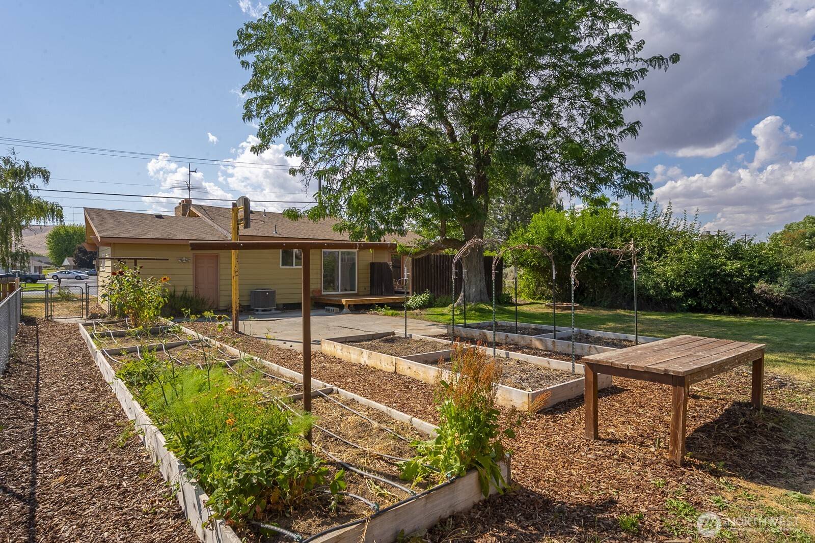 Ephrata, WA 98823,272 D ST SE