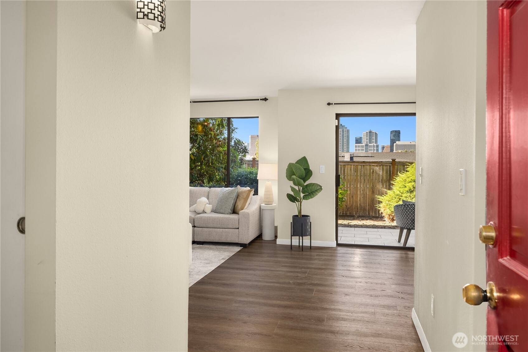 Bellevue, WA 98005,717 122nd AVE NE #B1