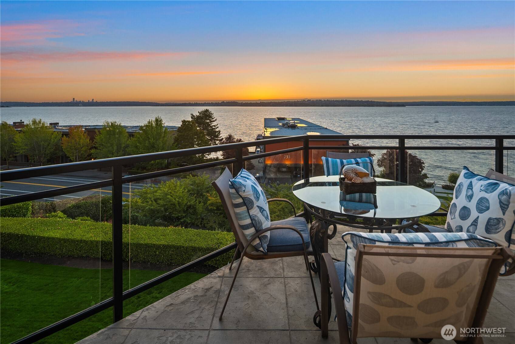 Kirkland, WA 98033,725 1st ST S #302