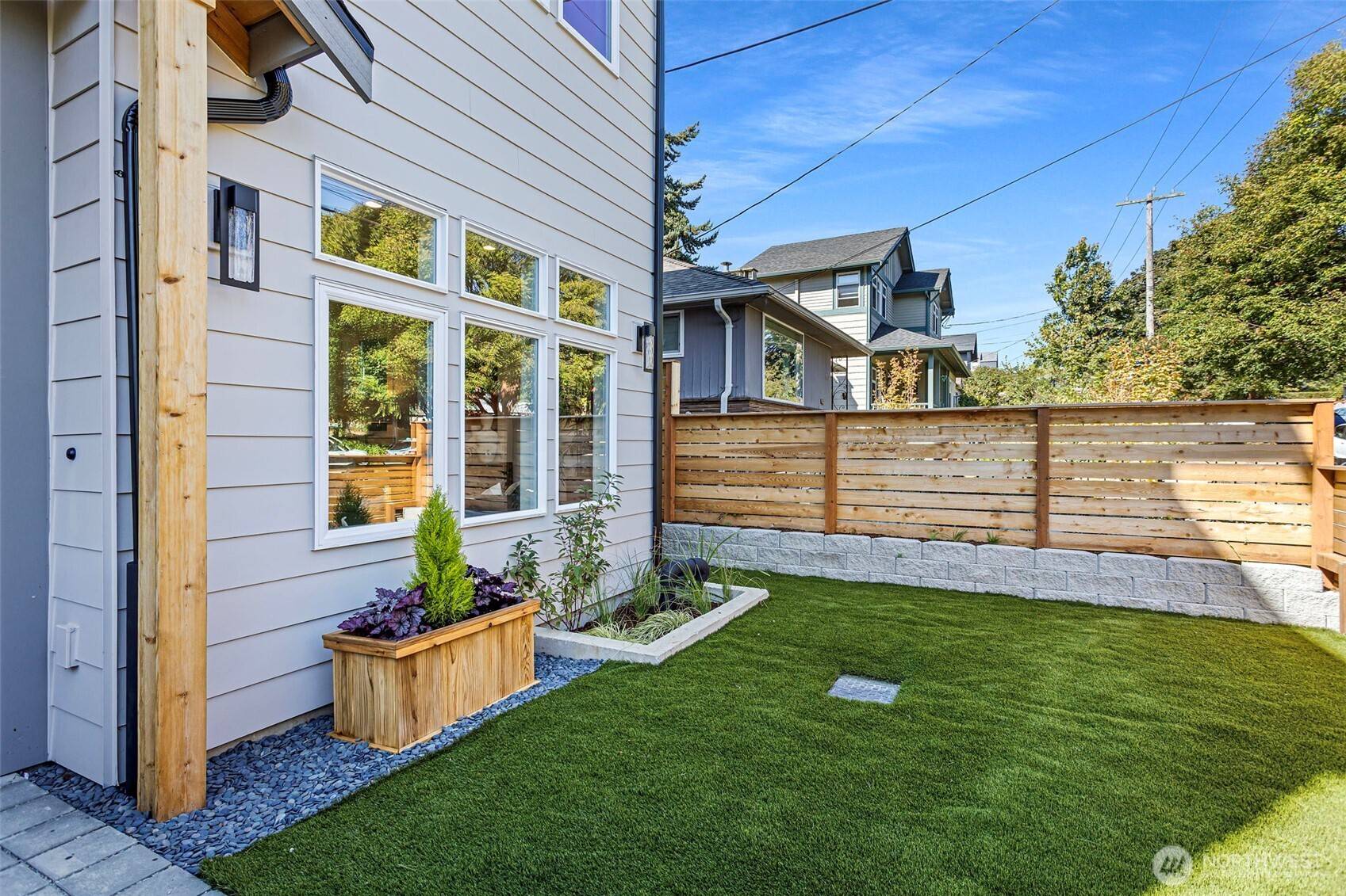 Seattle, WA 98117,8007 25th AVE NW