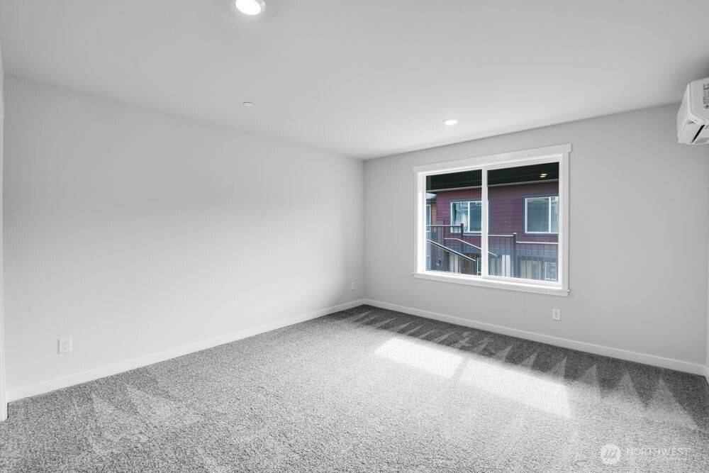 Kirkland, WA 98034,13211 NE 127th WAY #B