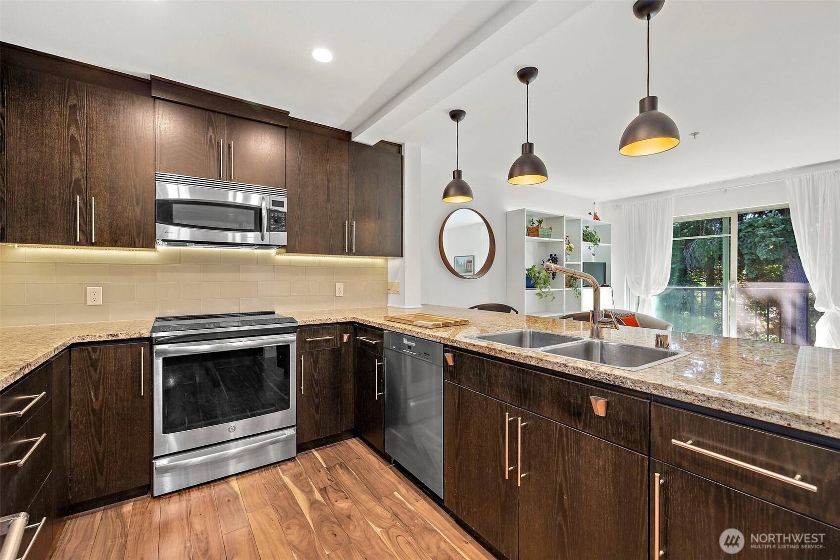 Bellevue, WA 98004,511 100th AVE NE #305