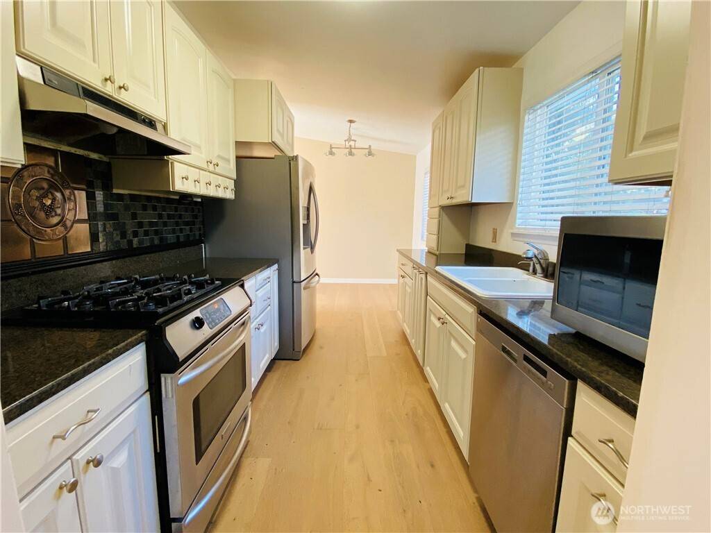 Bellevue, WA 98004,10231 NE 24th ST