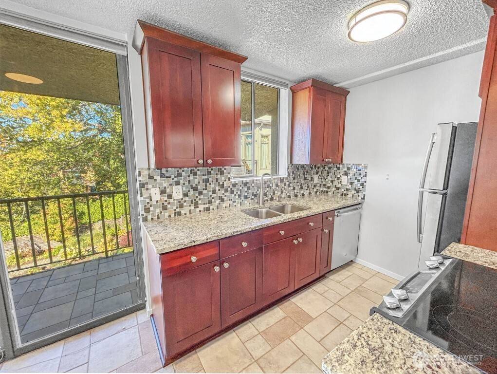 Kirkland, WA 98033,4561 Lake Washington BLVD NE #303