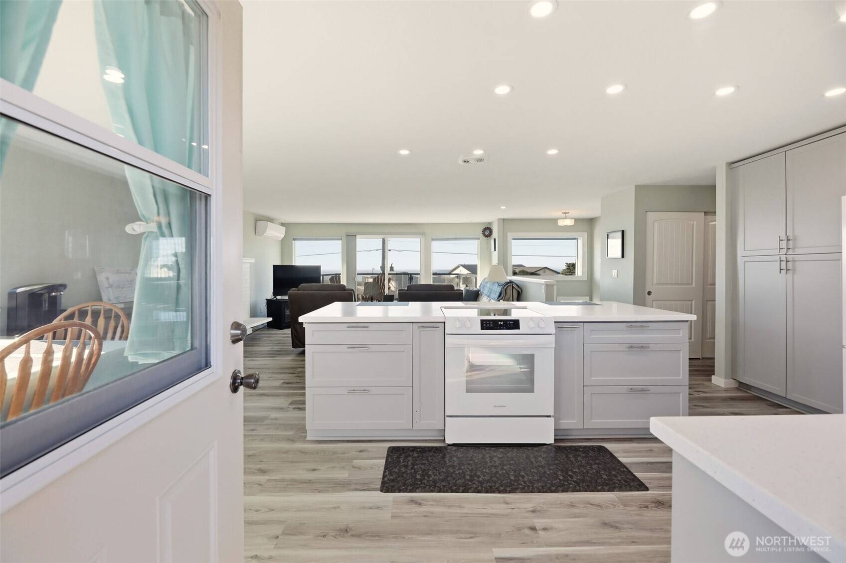 Oak Harbor, WA 98277,1975 Island View RD