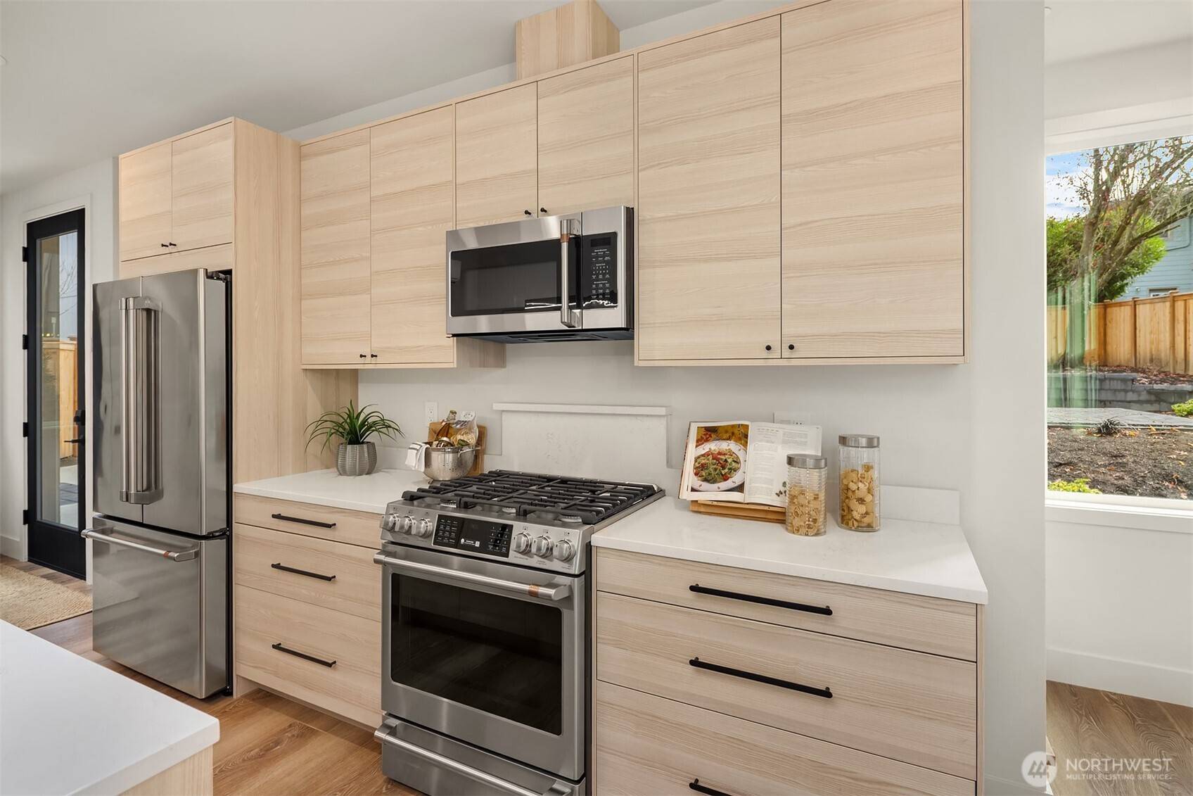 Kirkland, WA 98033,817 18th AVE W