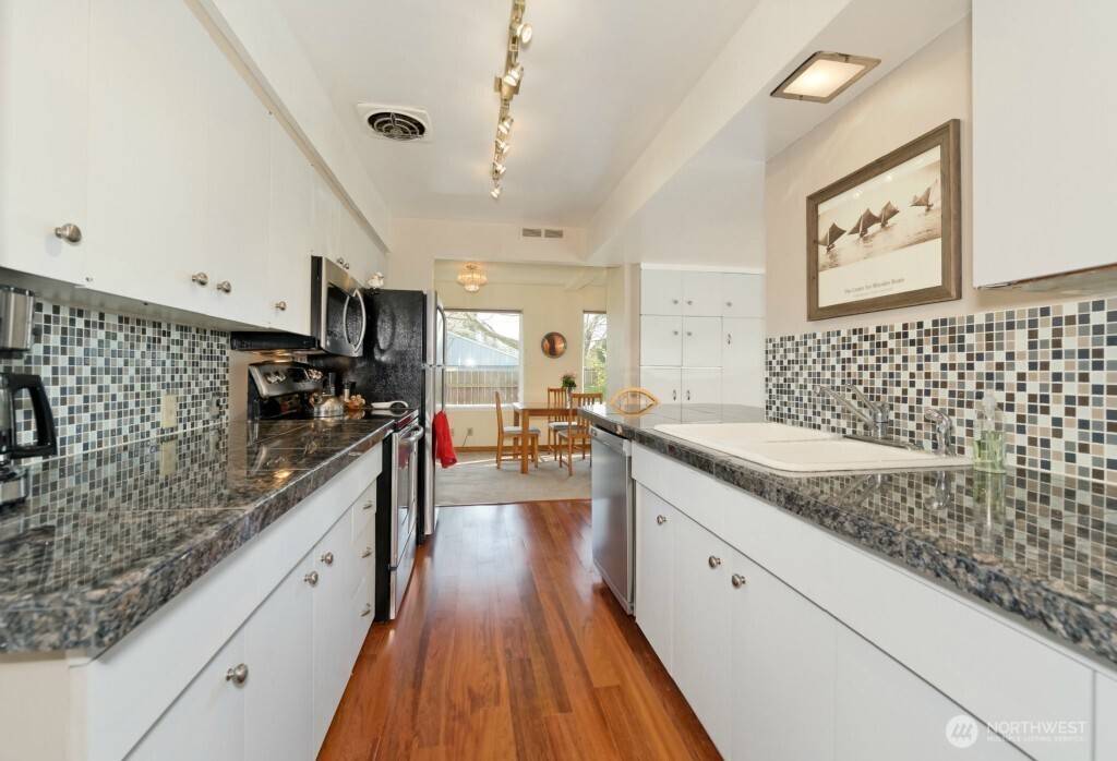 Kirkland, WA 98033,10221 132nd AVE NE