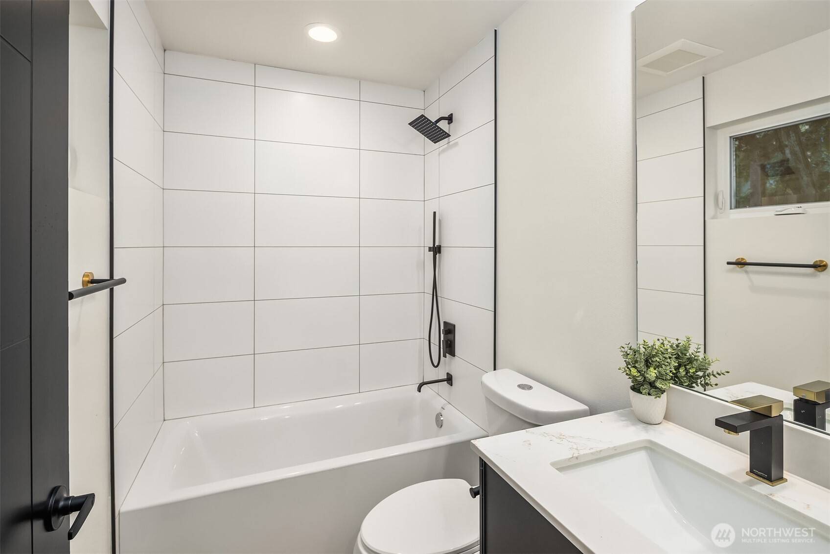 Seattle, WA 98117,8513 19th AVE NW #B