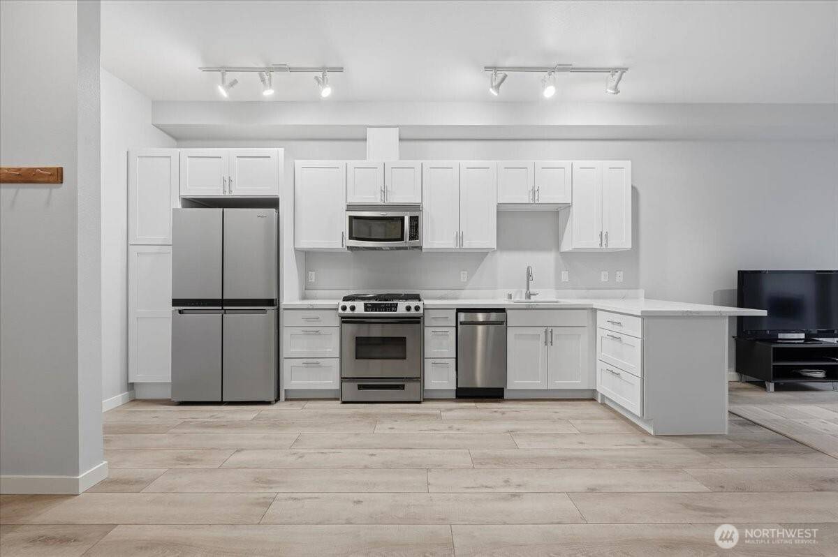 Kirkland, WA 98033,375 Kirkland AVE #108