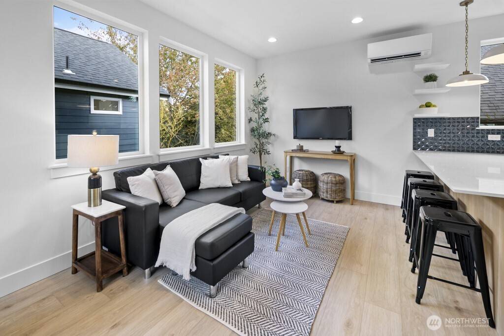 Seattle, WA 98103,318 B N 84th ST