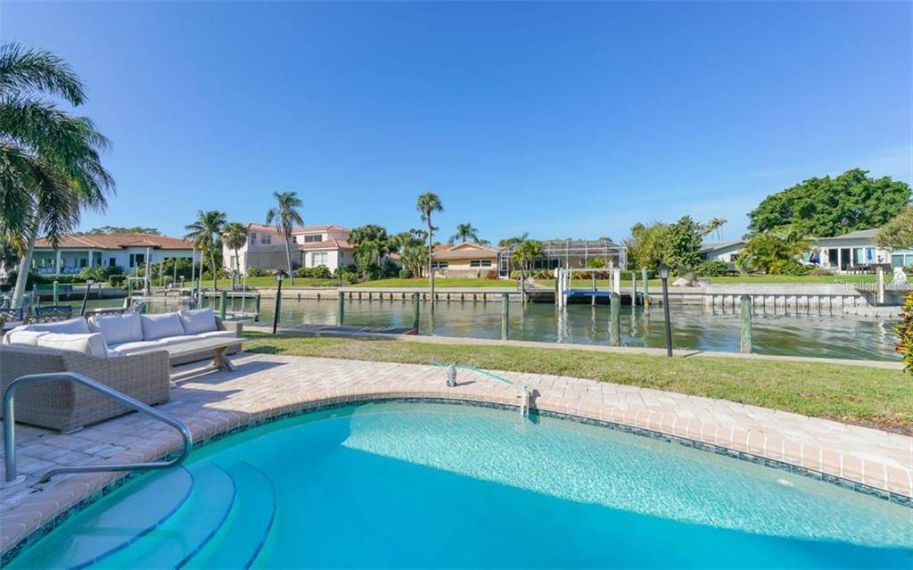 Longboat Key, FL 34228,525 SLOOP LN