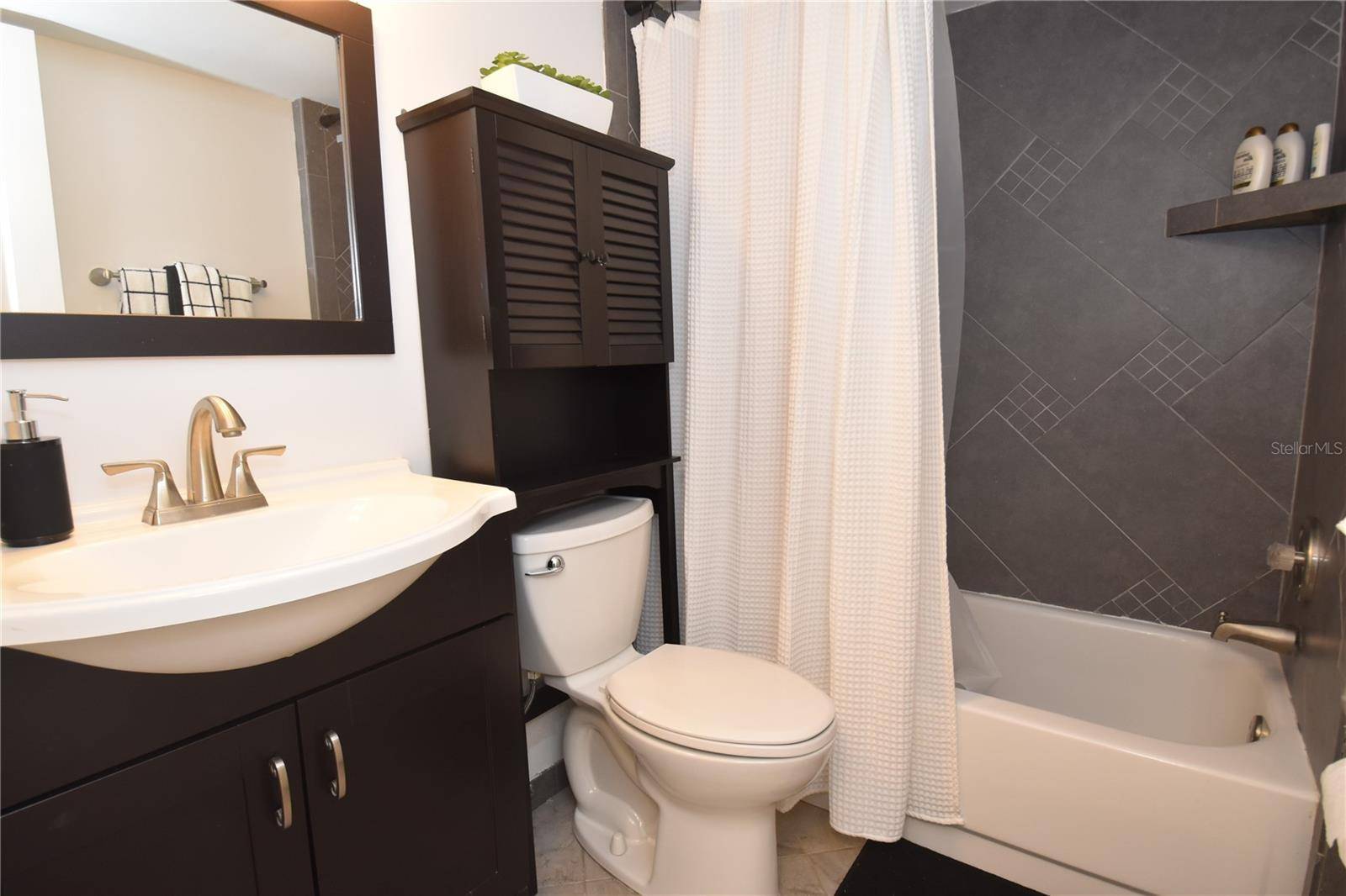 Sarasota, FL 34231,1716 GLENHOUSE DR #GL323