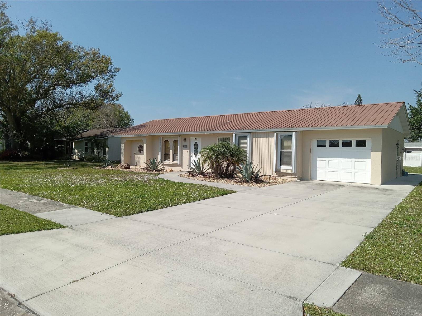 Sarasota, FL 34243,817 CYPRESS WOOD LN