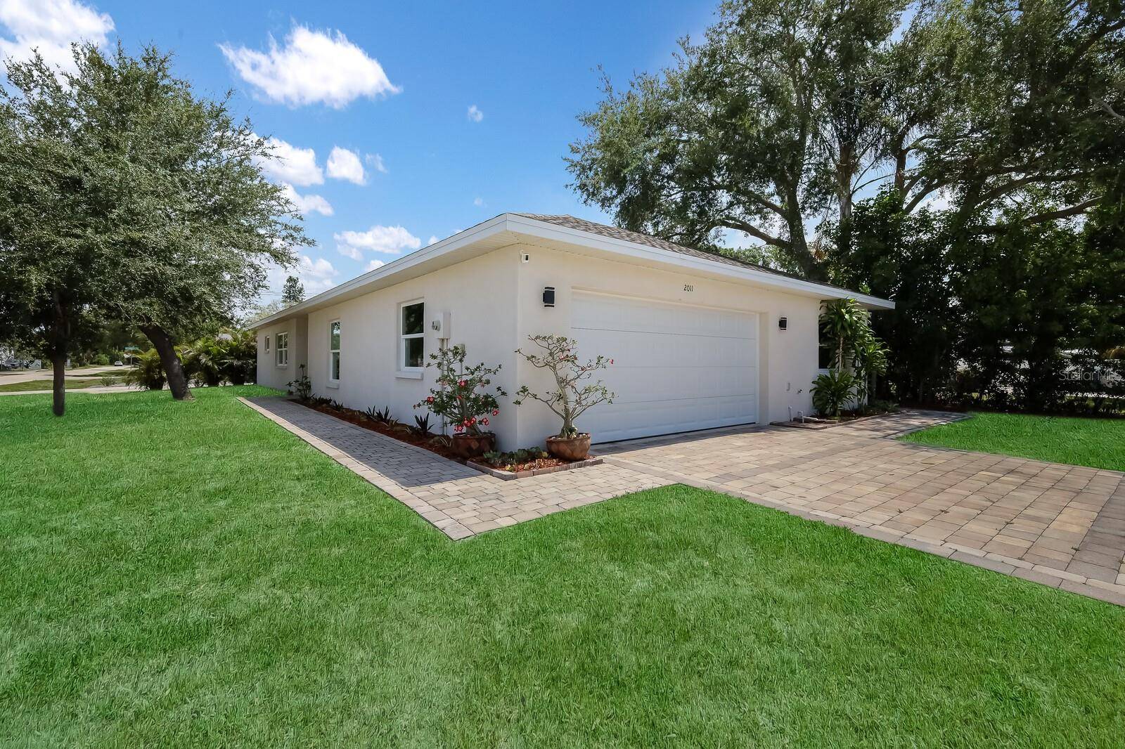 Sarasota, FL 34231,2011 OUTER DR