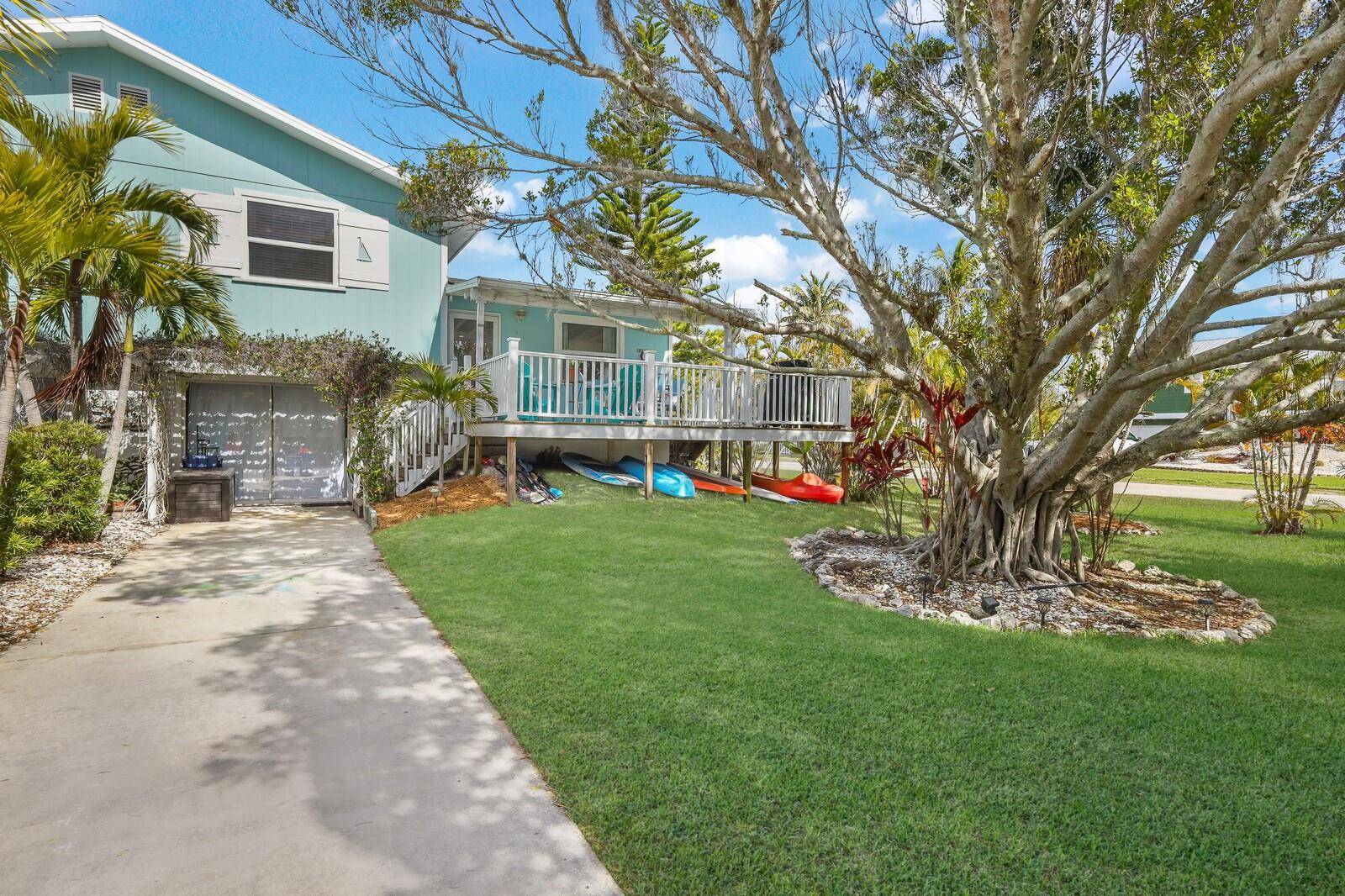 Holmes Beach, FL 34217,414 80TH ST #B