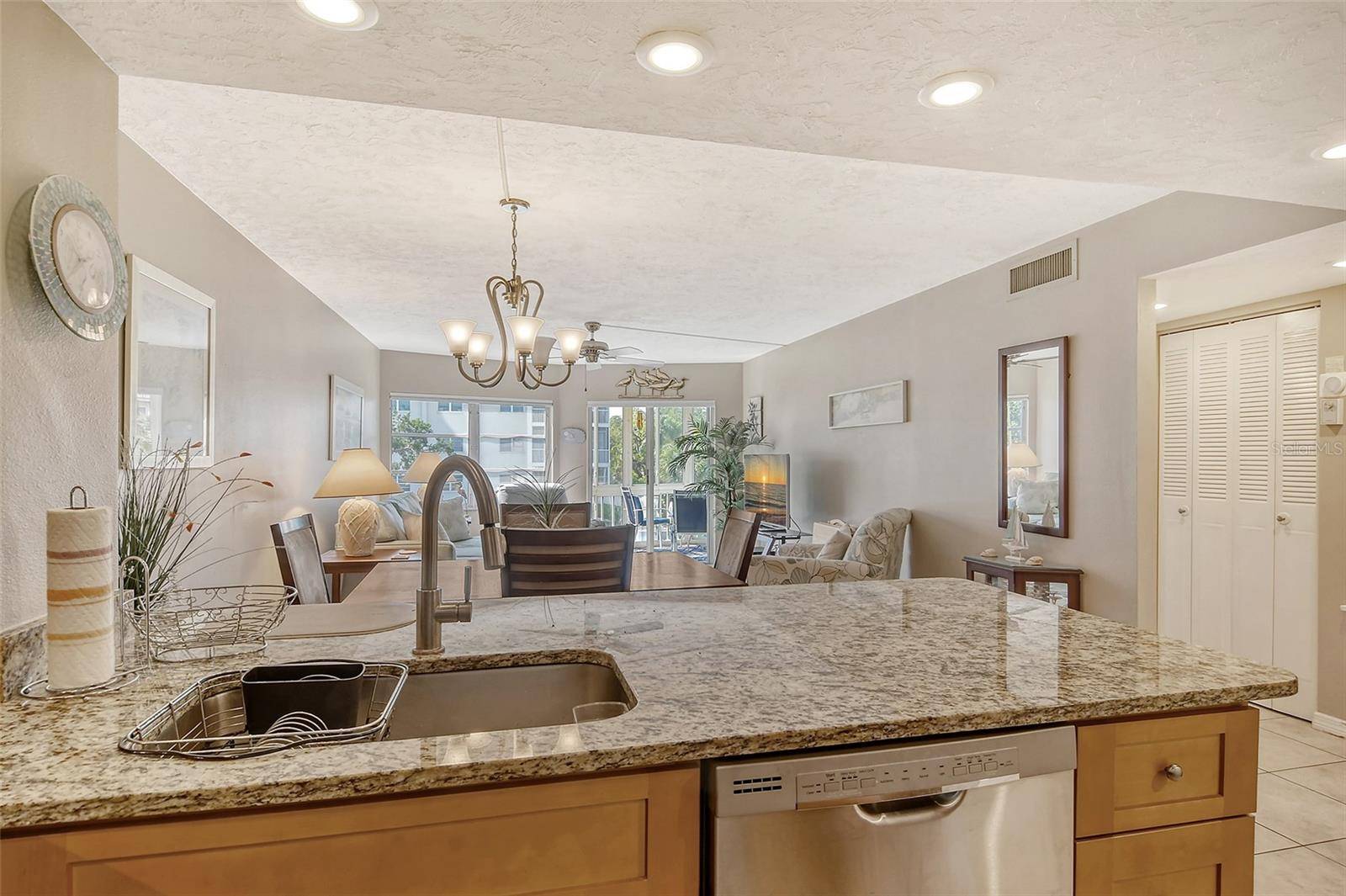 Sarasota, FL 34242,1300 N PORTOFINO DR #305