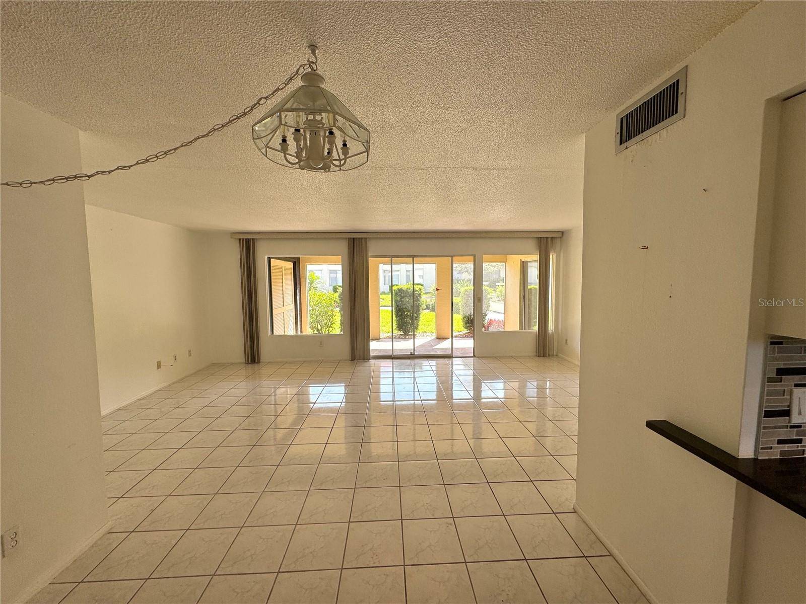 Sarasota, FL 34232,3670 PINECREST ST #111