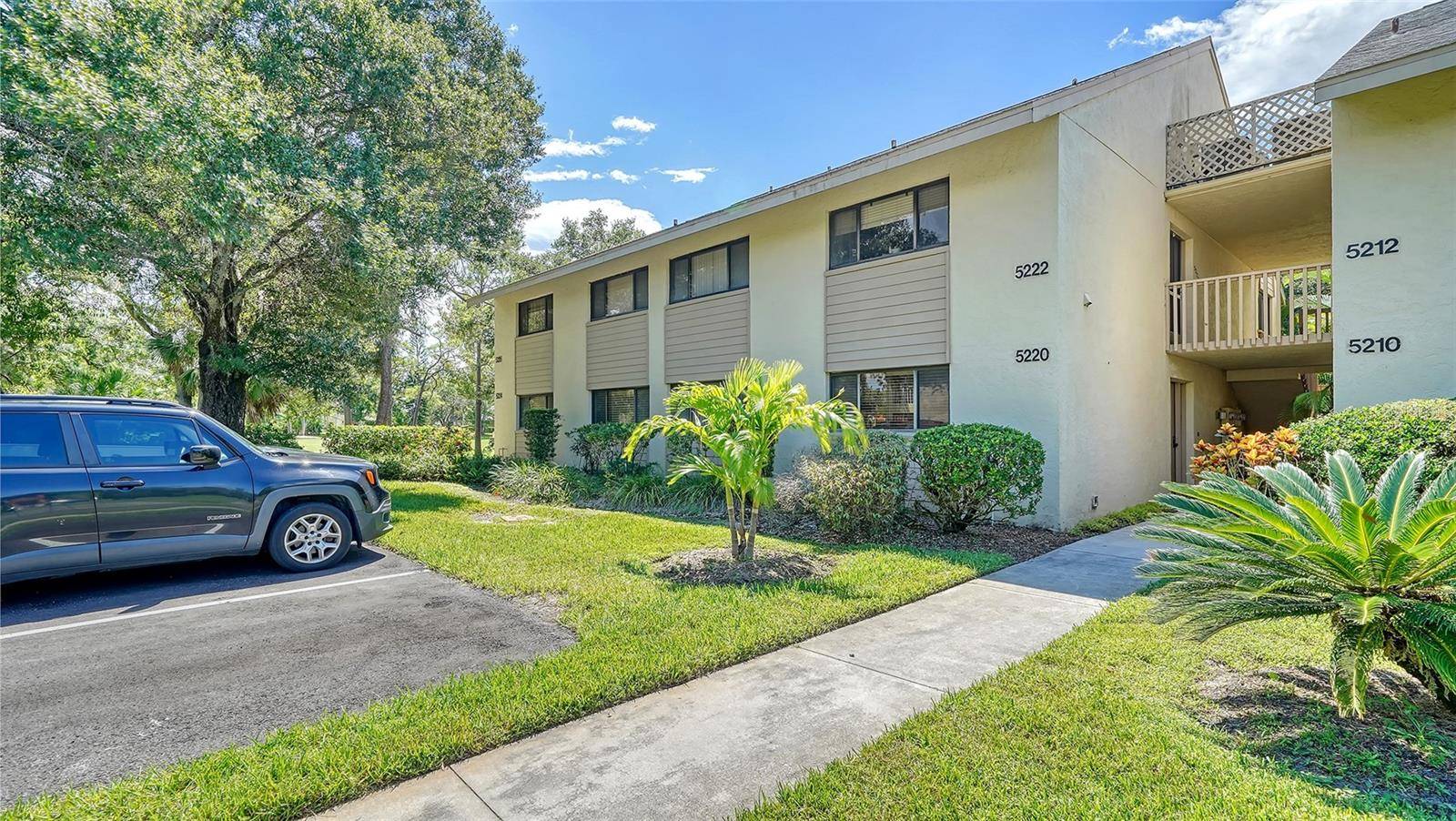 Sarasota, FL 34235,5220 HARPERS CROFT #33