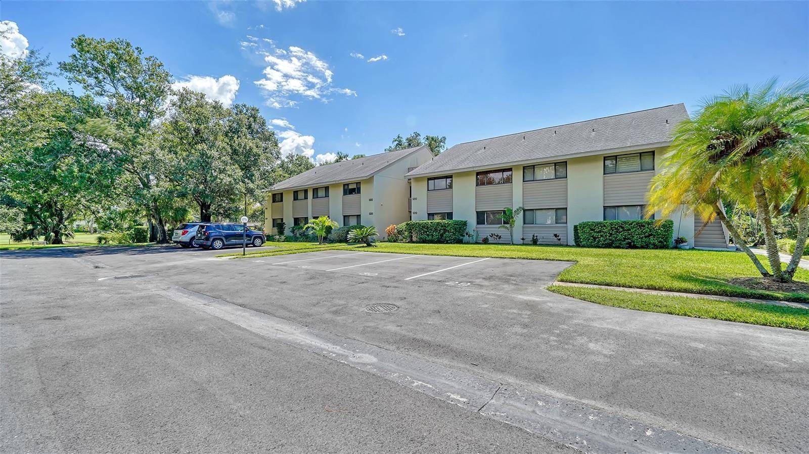 Sarasota, FL 34235,5220 HARPERS CROFT #33