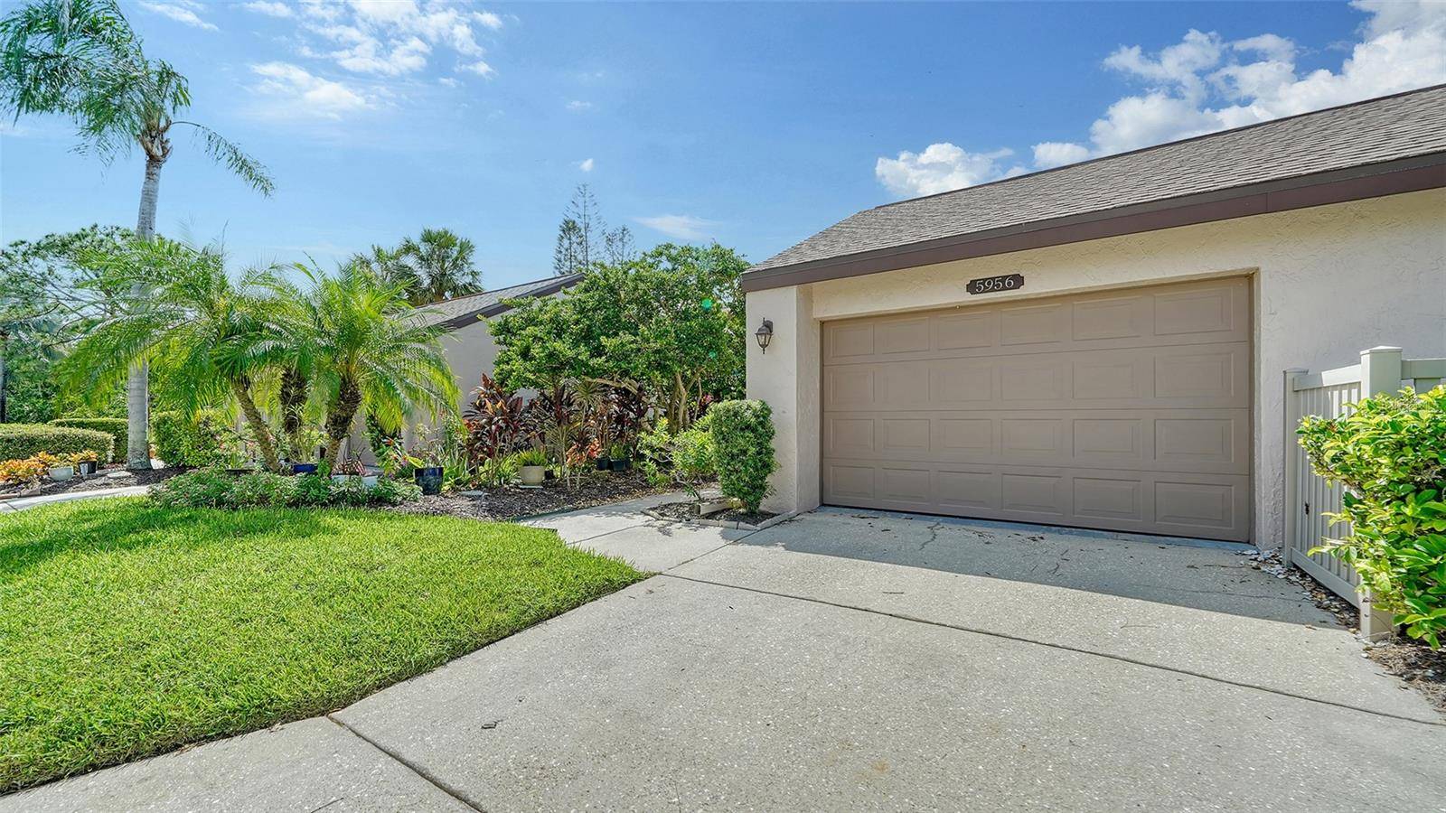 Sarasota, FL 34243,5956 CLUBSIDE DR