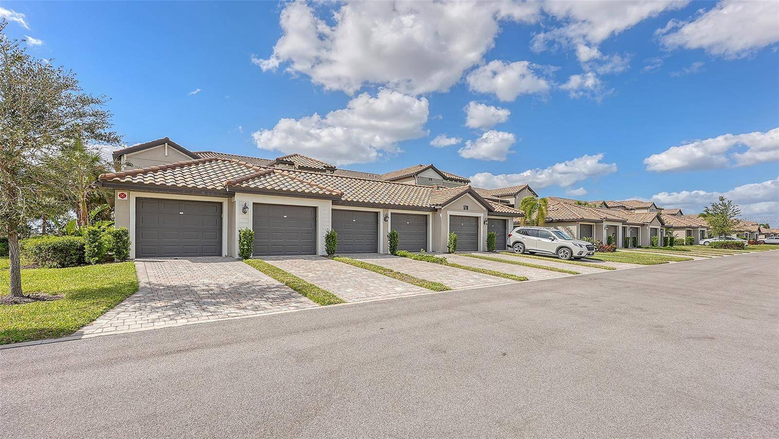 Bradenton, FL 34211,5710 PALMER CIR #201